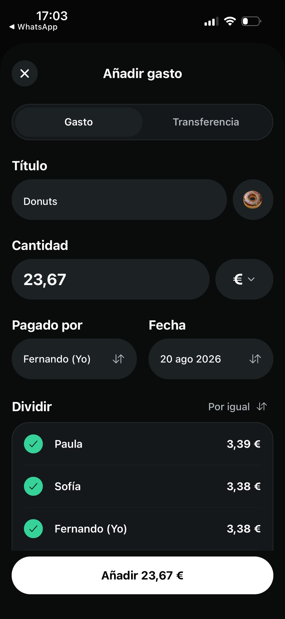 Pantalla «Añadir gasto» de Krumbs, con las pestañas Gasto y Transferencia: el título «Donuts», 23,67 €, pagado por Fernando, y el reparto por igual entre Paula, Sofía y Fernando a 3,39 € y 3,38 €.